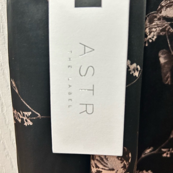 💗💗💗NWT 💗💗💗ASTR The Label floral wrap dress satin like XS - Picture 4 of 7